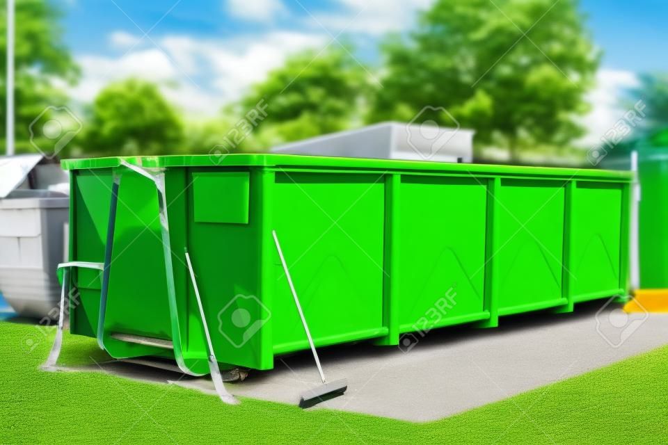 Großer grüner Müllcontainer an der örtlichen Müllsortierstation.