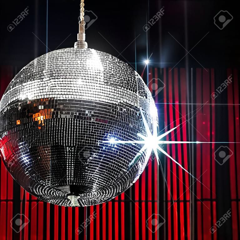 Party-Disco-Kugel mit Sternen im Nachtclub mit gestreiften roten und schwarzen Wänden, beleuchtet von Scheinwerfern, Nachtleben-Unterhaltungsindustrie