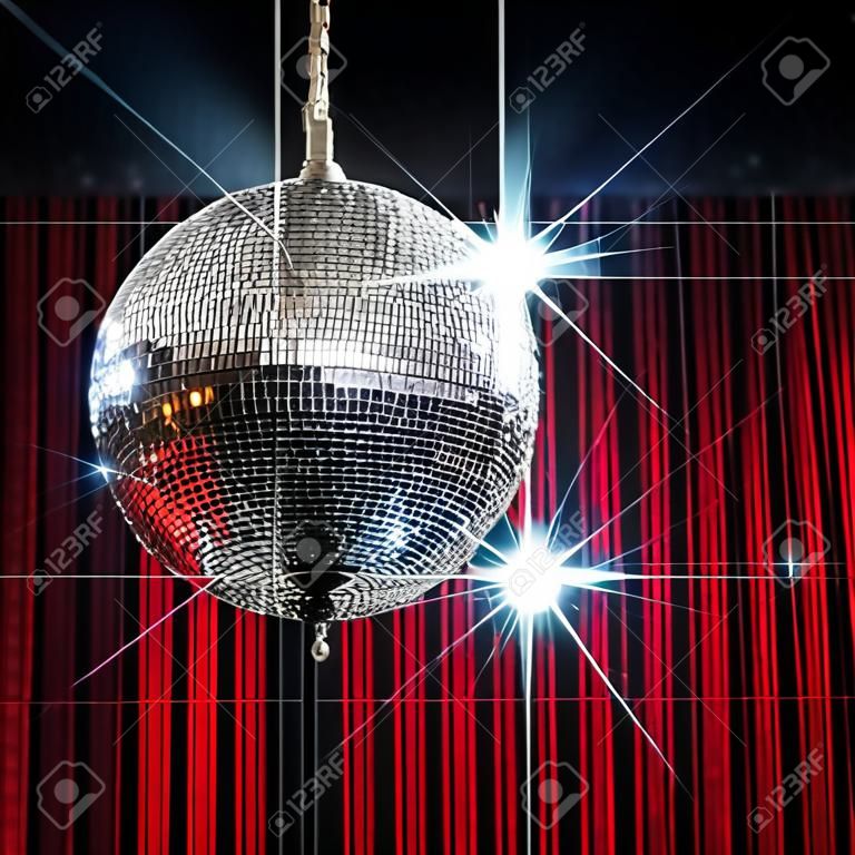 Party-Disco-Kugel mit Sternen im Nachtclub mit gestreiften roten und schwarzen Wänden, beleuchtet von Scheinwerfern, Nachtleben-Unterhaltungsindustrie
