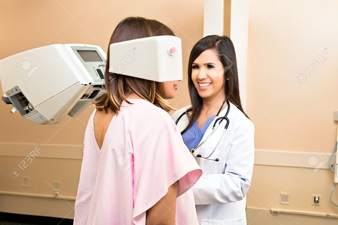 Portret van een mooie Latijns-Amerikaanse patiënt en haar arts in het midden van een mammografie in een ziekenhuis