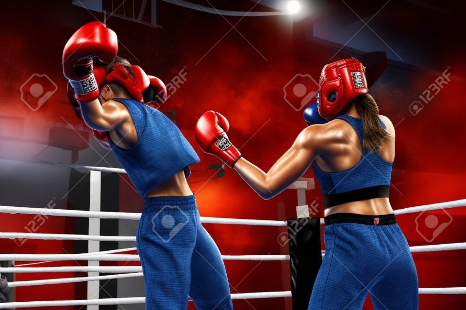 强大的女拳击手在拳击场上打架时用上拳击倒了她的对手