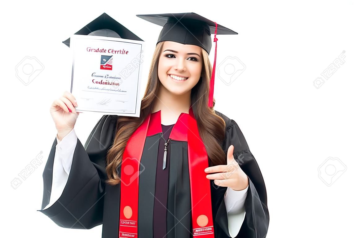Ritratto di una bella donna in possesso di un certificato di laurea nel suo abito e berretto neri di laurea. Giovane laureato che partecipa alla sua cerimonia di laurea