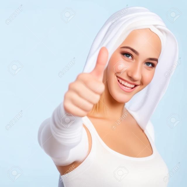 Retrato de un adolescente hermoso con el pulgar arriba gesto aislado sobre un fondo blanco