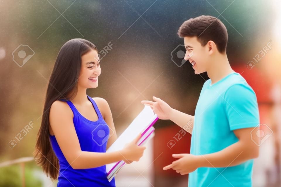 2 つの学生少年と少女、キャンパスの外に幸せな話