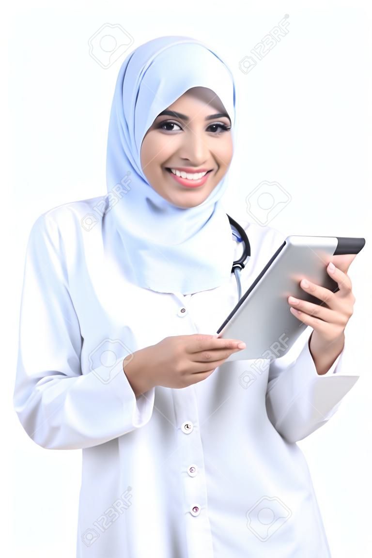 Femme médecin arabe avec une tablette en regardant la caméra isolée sur un fond blanc