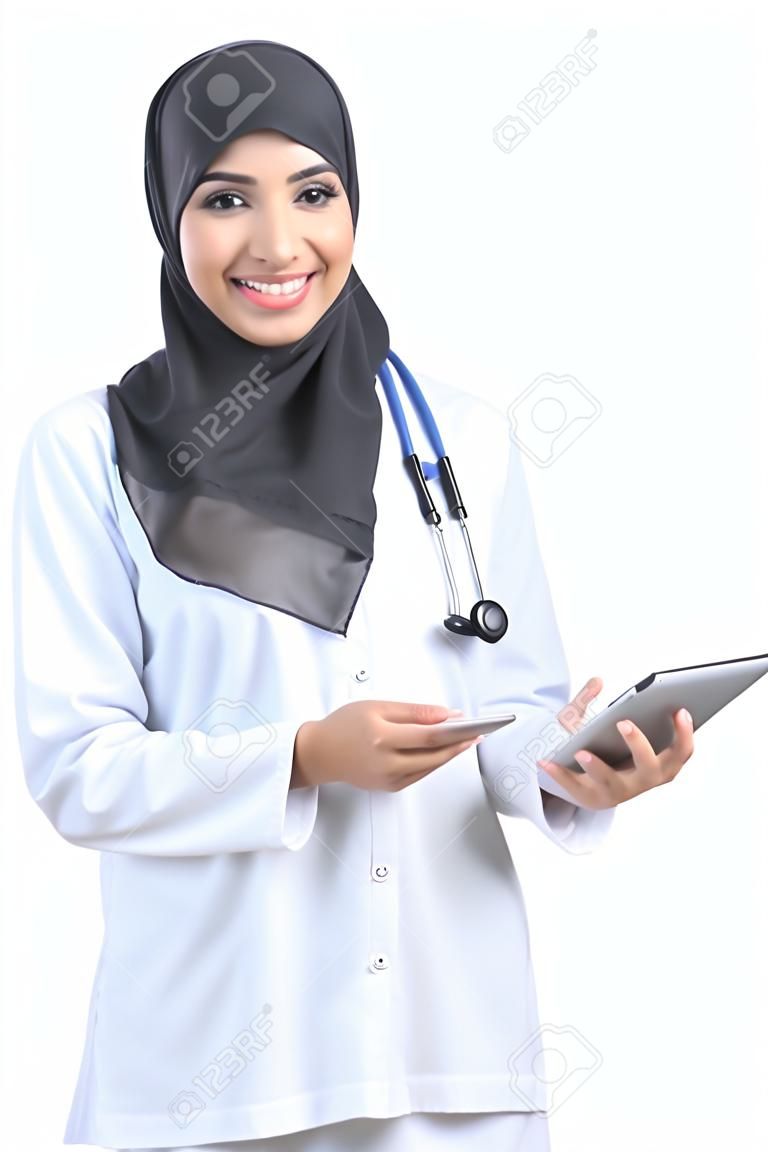 阿拉伯醫生女人與平板電腦在看相機孤立在一個白色背景