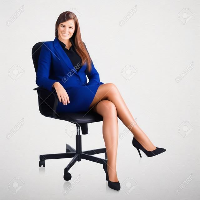 의자에 앉아 집행 비즈니스 여자는 흰색 배경에 고립