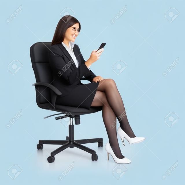 bir sandalyede oturuyor akıllı telefonu kullanarak yürütme iş kadını beyaz zemin üzerine izole