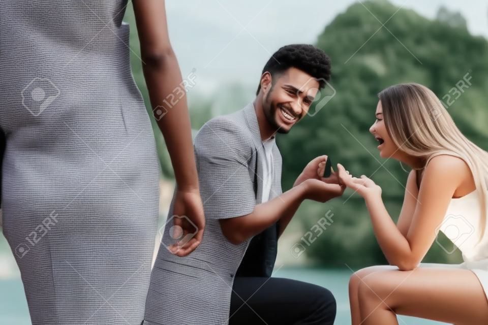 在求婚时看到另一个女孩和他的女朋友生气的人感到惊讶。