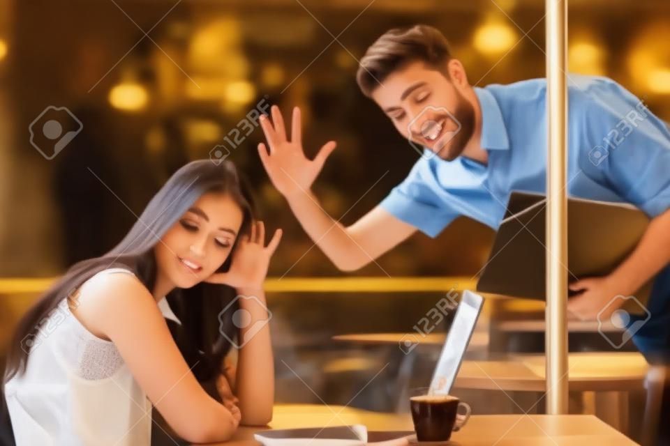 Dziewczyna ignorując i odrzucając do stalker człowiek macha nią w kawiarni na randce w ciemno