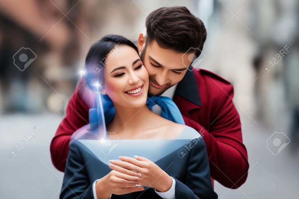 Frontansicht eines Mannes eine leere Halskette Juwel, um seine Freundin auf der Straße von einem romantischen Ort setzen. Schmuck Modellkonzept.