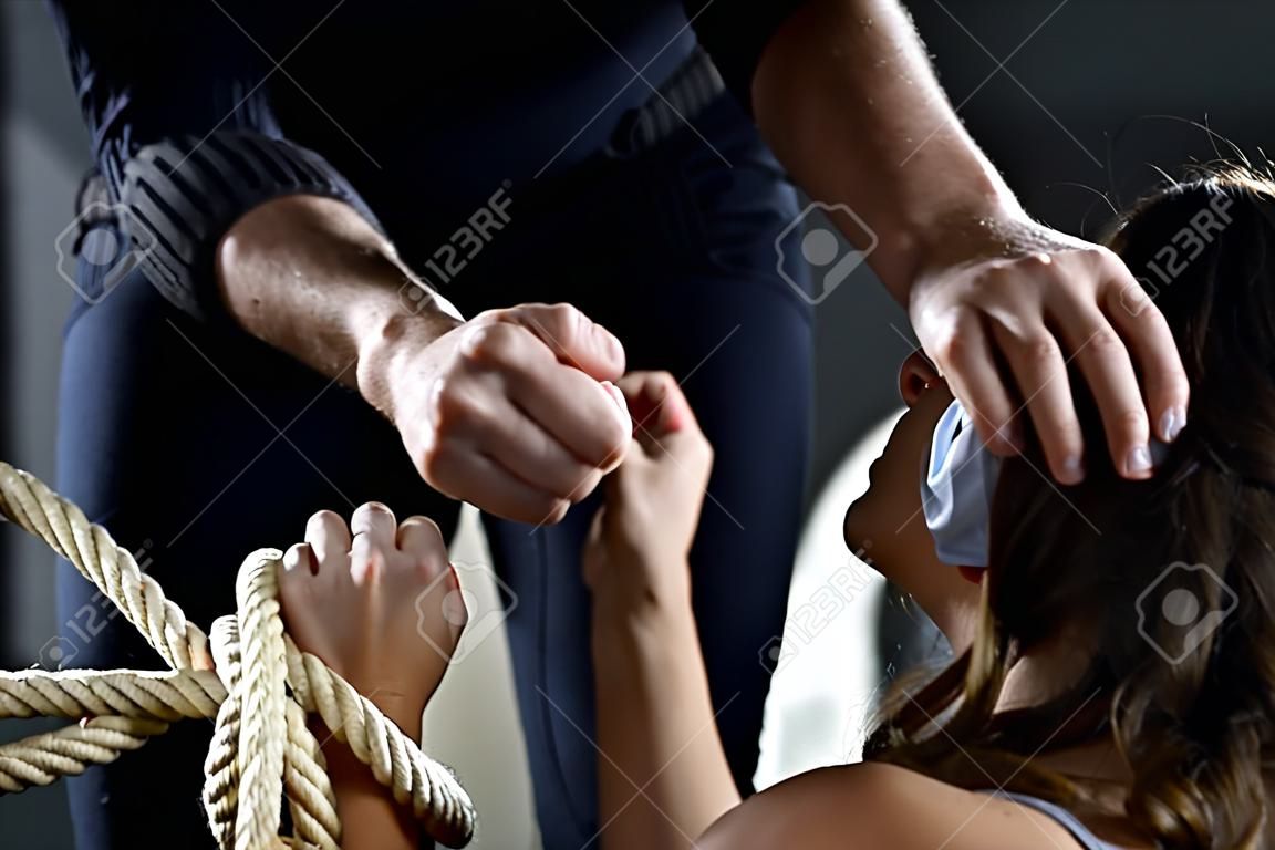 Przerażona kobieta porwana przez grozi pięścią porywacza