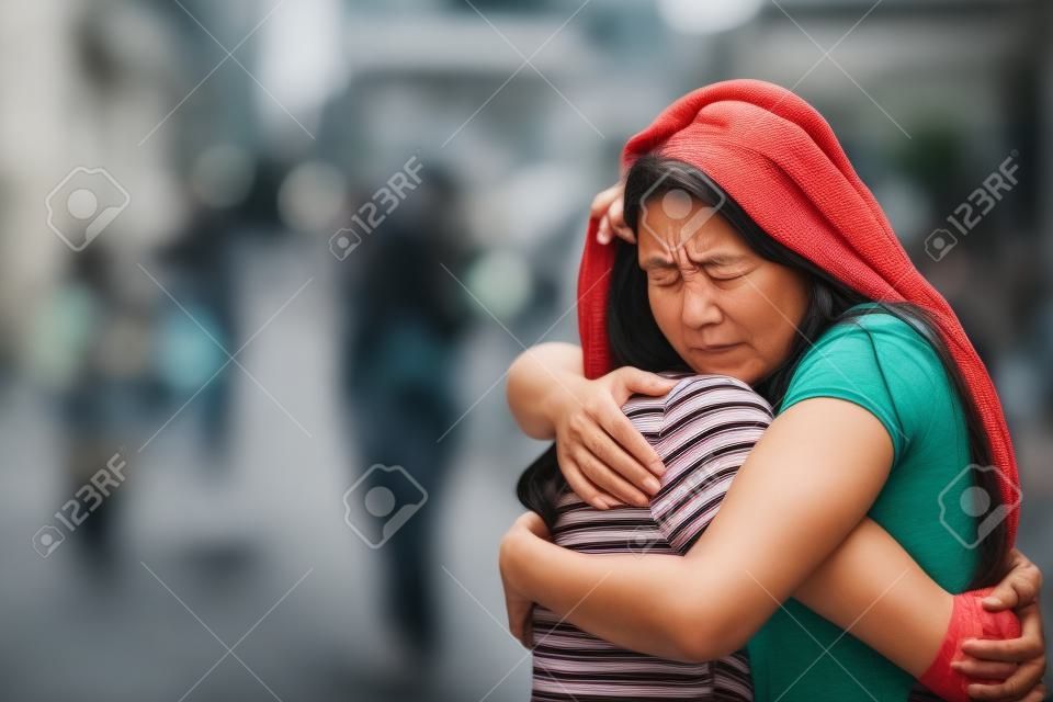 Mulher triste abraçando um amigo reconciliando na rua