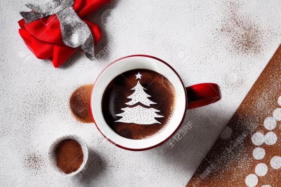 tazza di caffè cappuccino di Natale con un motivo ad albero di Natale