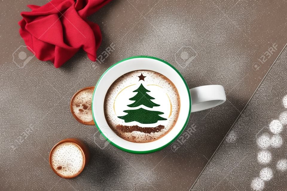tazza di caffè cappuccino di Natale con un motivo ad albero di Natale