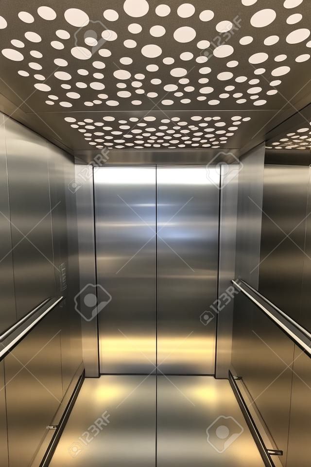 看到從電梯裡面