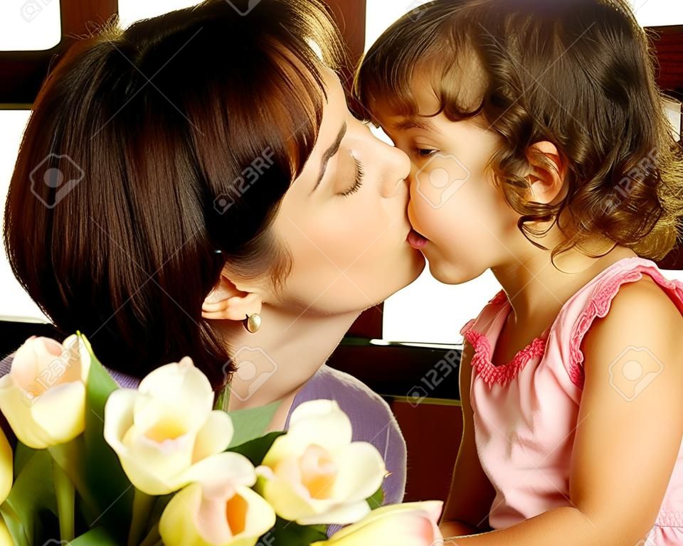 Bonne mère embrasser sa fille le jour de la mère