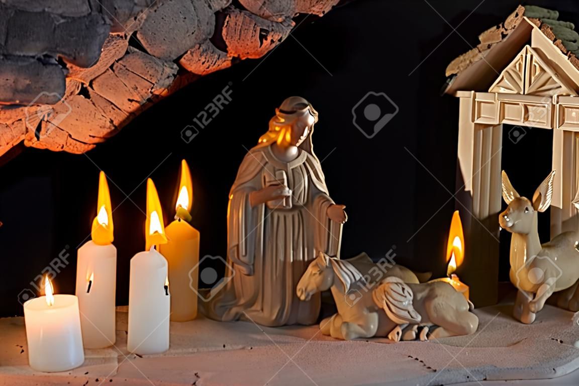 Natale molto vecchio stabile, con il tetto di sughero e candele