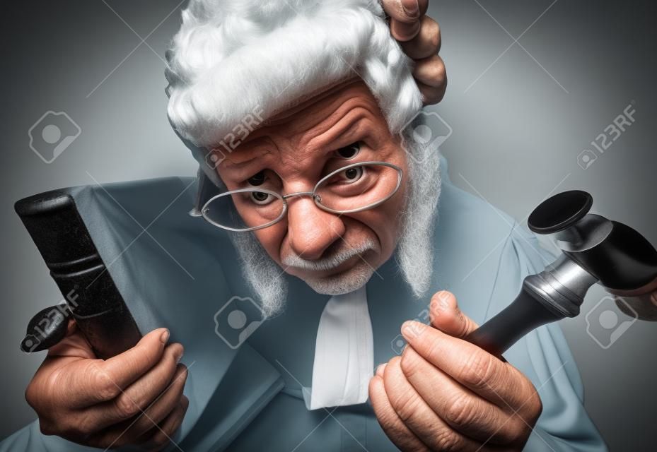 Сердитый старый судья в крайнем широкоугольном крупным планом с молотка и парик