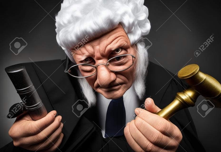 Grumpy old Richter in extremen Weitwinkel Großansicht mit Hammer und Perücke