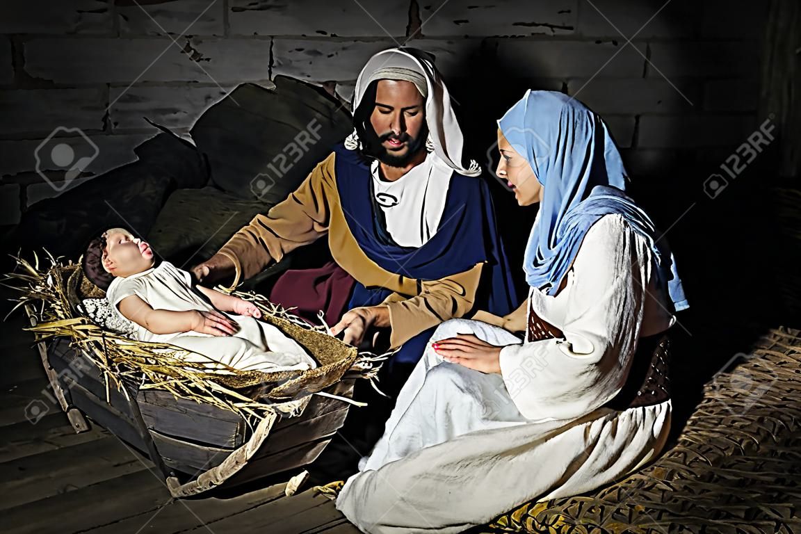 Vivre Noël scène de la nativité dans une ancienne grange - jeu Reenactment avec des costumes authentiques. Le bébé est un (des propriétaires sont disponibles) poupée.