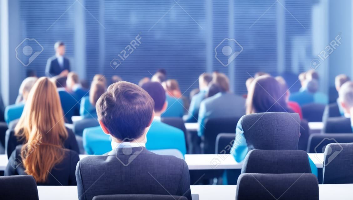 Publikum bei der Geschäftskonferenz. Die Menschen hören einen Vortrag zu halten.