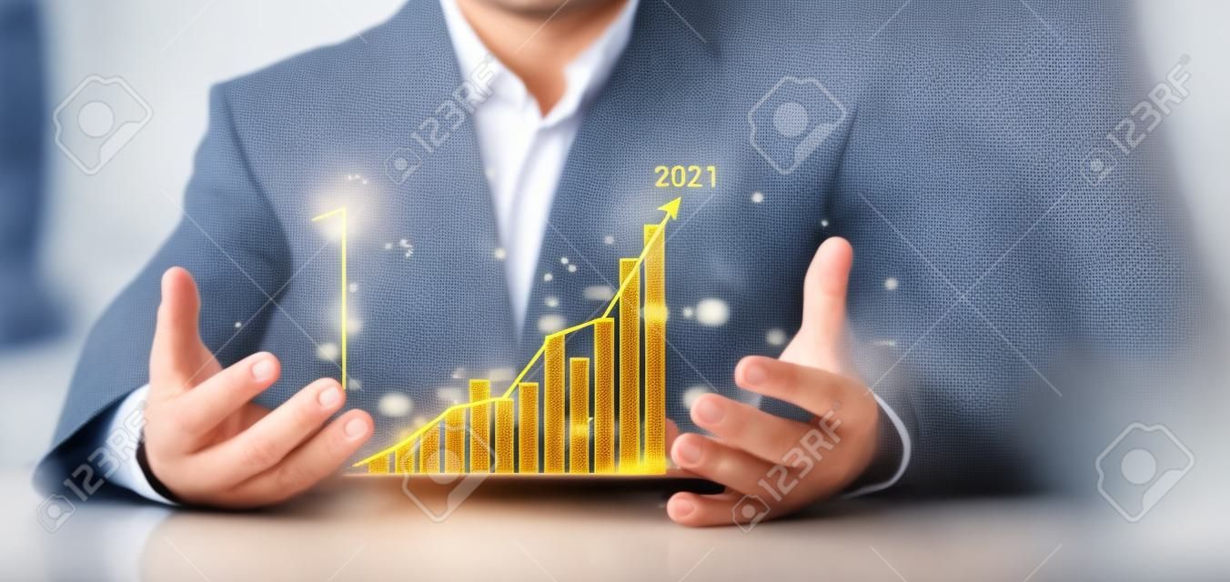 Biznesmen Pokaż złoty wykres słupkowy giełdy dorasta do celu. koncepcja finansów biznesowych. ręce biznesmena pokazują wykres sukcesu, zapasy rosną co roku i wyznaczają cele na 2023 rok