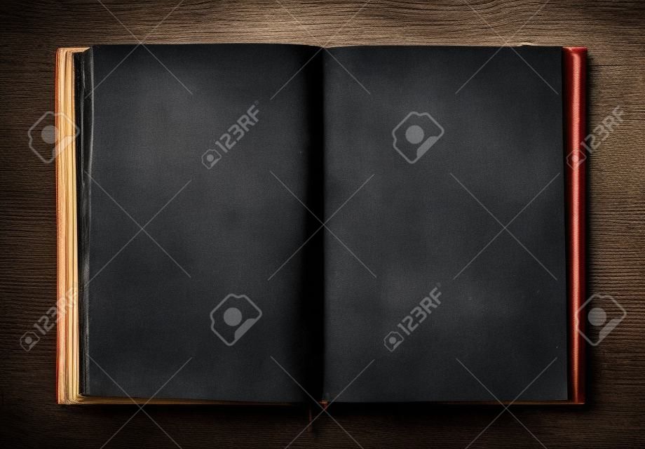 Vecchio libro aperto su sfondo in legno scuro