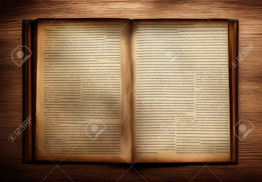 Vecchio libro aperto su sfondo in legno scuro