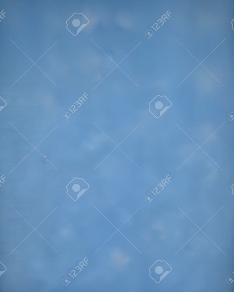 abstracte lucht blauwe achtergrond kleur met spons vintage grunge achtergrond textuur, onrustige ruwe smeary verf op de muur, blanco blauw product display achtergrond
