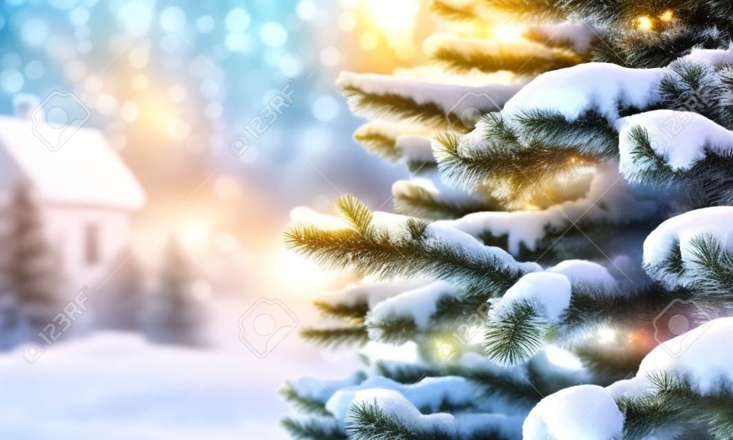 Albero di Natale decorato nella neve soleggiata inverno Capodanno paesaggio illustrazione di alta qualità