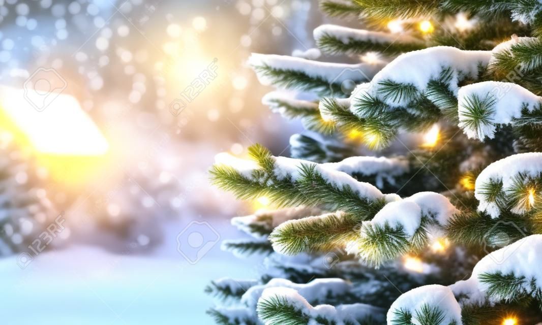 Albero di Natale decorato nella neve soleggiata inverno Capodanno paesaggio illustrazione di alta qualità