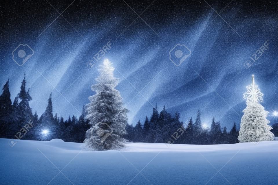 Paisagem do natal do inverno. céu estrelado do inverno. luz mágica da fada. árvore de natal