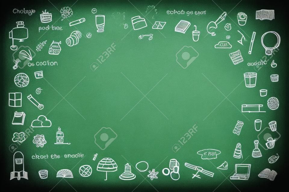 어린 시절의 상상력과 교육 성공 개념을 위한 빈 카피스페이스가 있는 녹색 학교 교사의 칠판 배경에 낙서