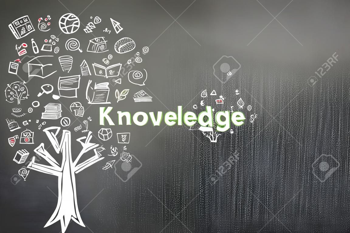 落書きのある黒黒板背景の知識教育概念の木