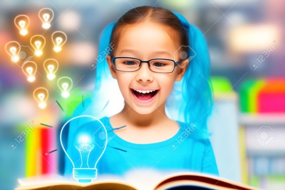 Ideia criativa inovadora para o conceito de lei de direitos autorais com criança surpresa lendo livro com lâmpada na biblioteca