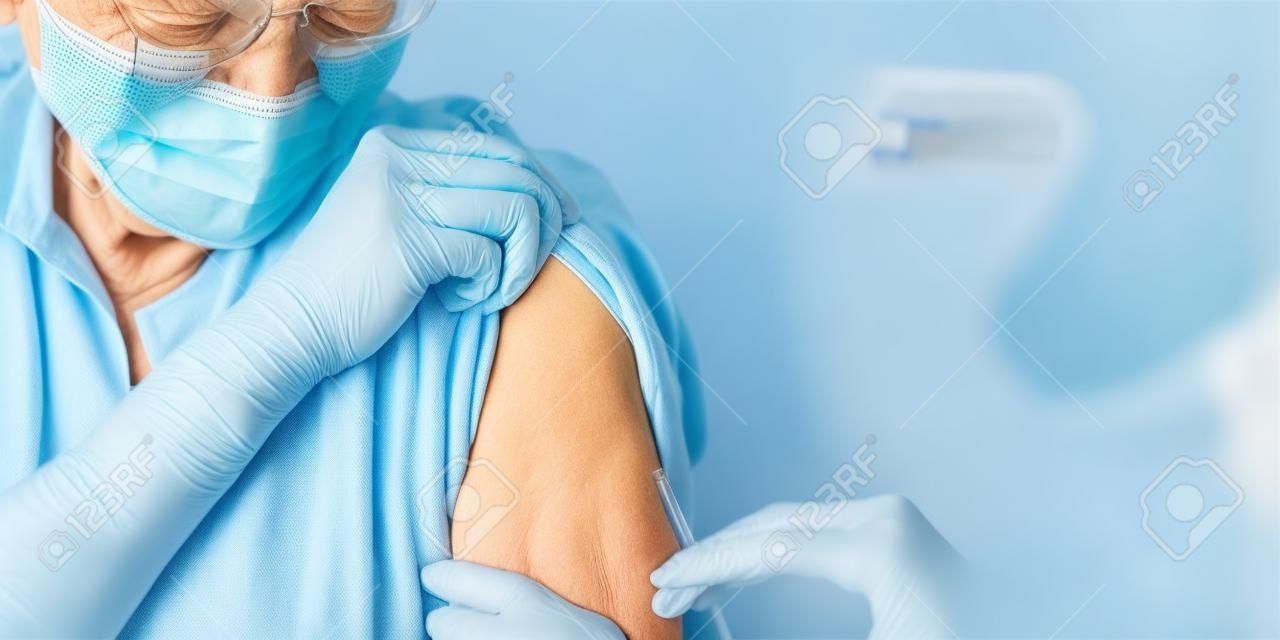 Vaccininjectie voor oudere vaccinatie, medische immunisatie voor oudere oudere vrouw, oudere patiënt, geriatrische behandeling van ziekte zoals coronavirus, covid-19, Influenza, pneumokokken of hepatitis B