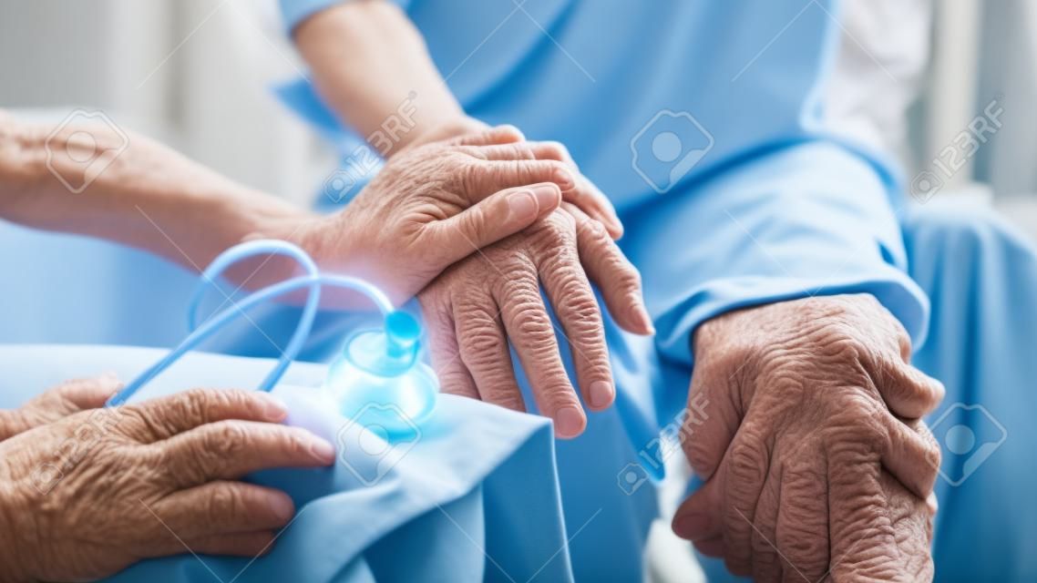 Paciente con enfermedad de Parkinson, adulto mayor con Alzheimer, mano de una persona con artritis en apoyo de un médico geriátrico o cuidador de enfermería, para el día de la conciencia sobre la discapacidad, servicio de atención de la sociedad envejecida