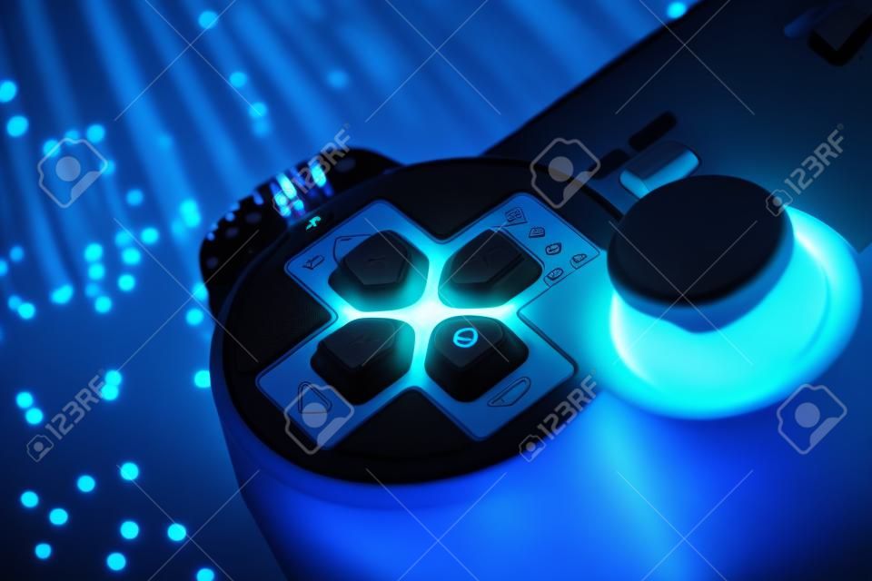 Game-Controller und blaues Licht