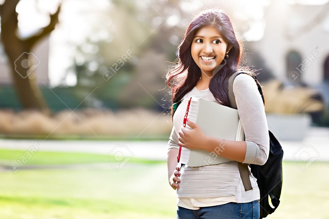 Um retrato de um estudante asiático feliz no campus