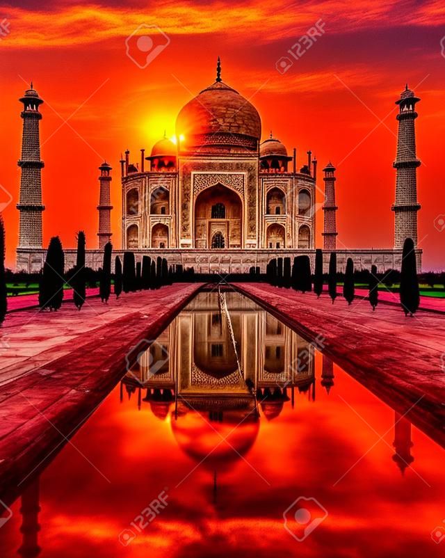 Taj Mahal o zachodzie słońca, Agra, Indie