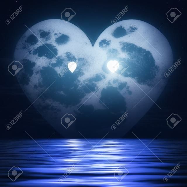 Corazón en forma de luna reflejada en el océano