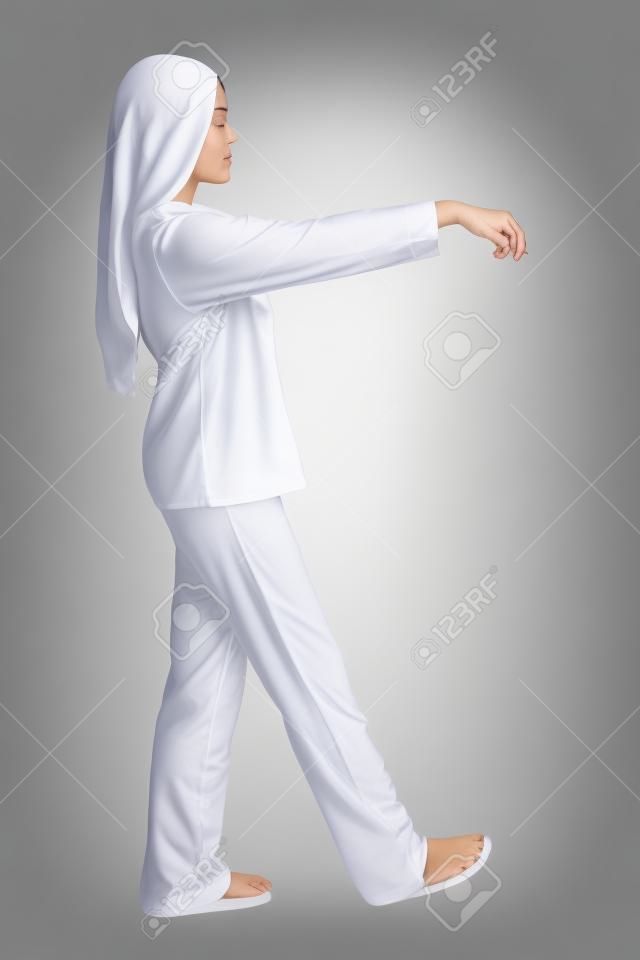 Mujer de sonambulismo aislada sobre fondo blanco. Vista de perfil de joven por su capacidad en pijama con los brazos alzados. Imagen de longitud completa