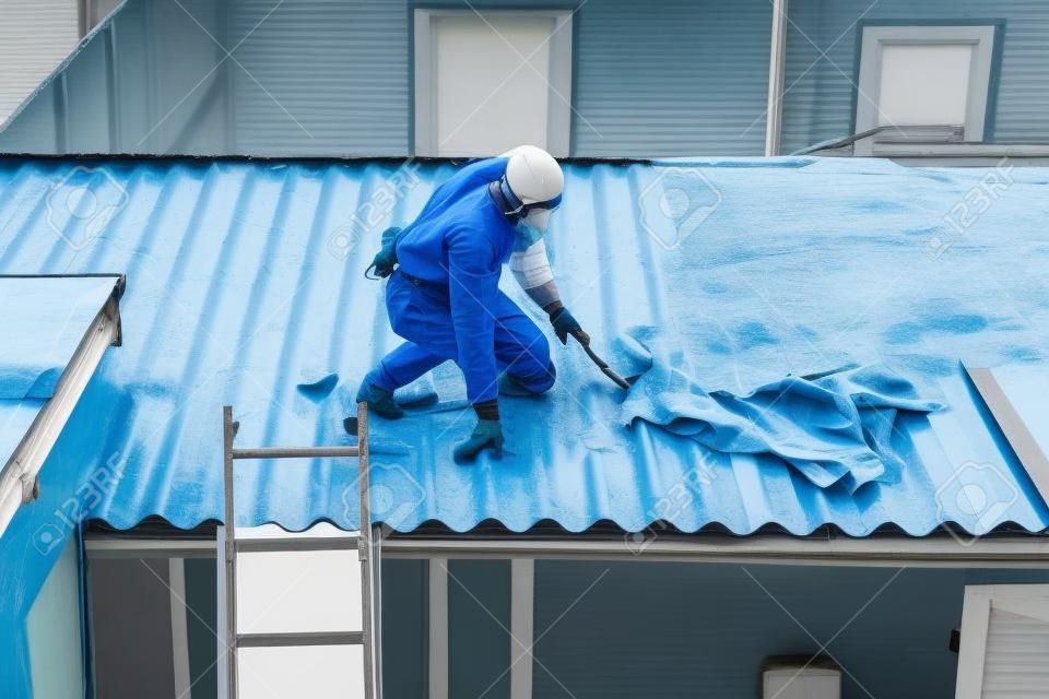 Eliminación de amianto profesional. Hombres con trajes de protección están quitando los techos corrugados de fibrocemento