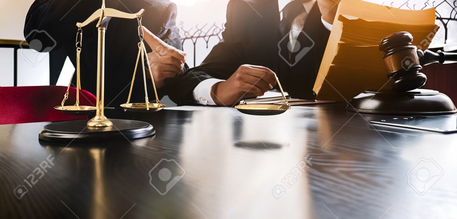 Koncepcja sprawiedliwości i prawa. sędzia płci męskiej na sali sądowej na drewnianym stole i doradca lub prawnik pracujący w biurze. koncepcja prawa, porad i sprawiedliwości.