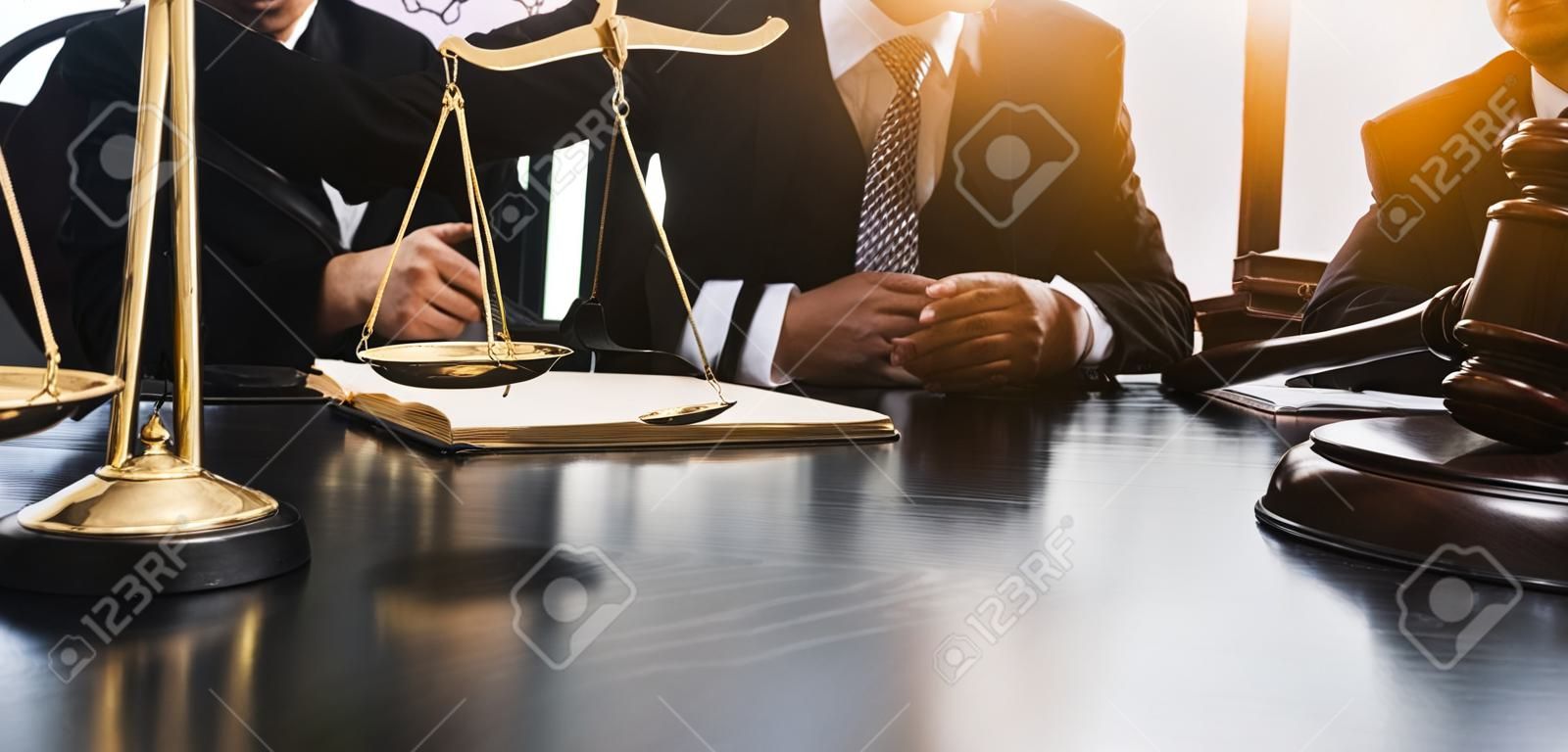 Gerechtigkeits- und Rechtskonzept männlicher Richter in einem Gerichtssaal auf Holztisch und Berater oder männlicher Anwalt, der im Amt für Rechtsberatung und Justizkonzept arbeitet
