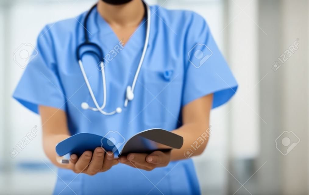 Médico que trabaja con una computadora portátil en un consultorio médico