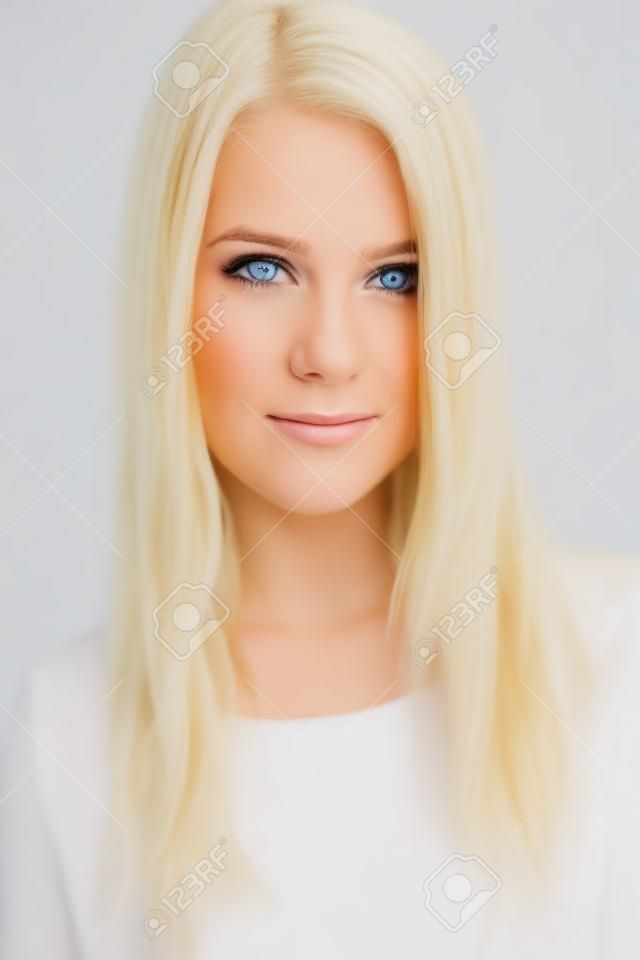 Портрет красивой блондинкой на белом фоне