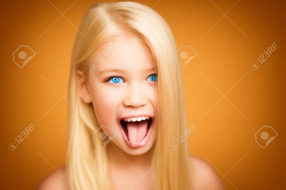 Zabawna dziewczyna blond trzymać się języka
