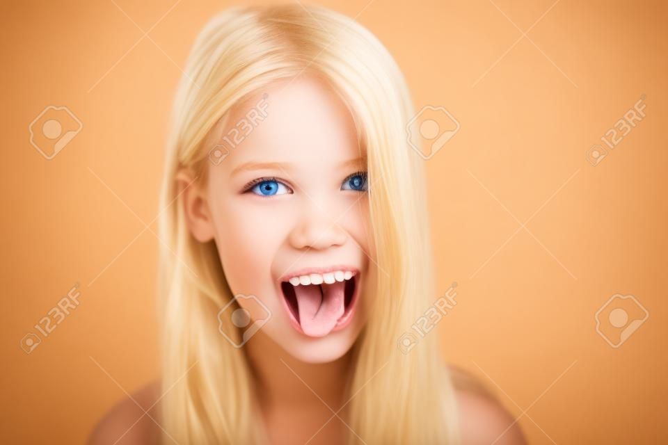 funny blonde Mädchen stecken die Zunge heraus